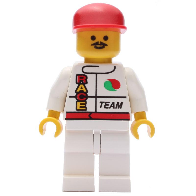 Racer, veste blanche avec logo Octan et 'race' et 'team', casquette rouge, moustache (Racer, White Jacket with Octan Logo and 'RACE' and 'TEAM', Red Cap, Moustache)