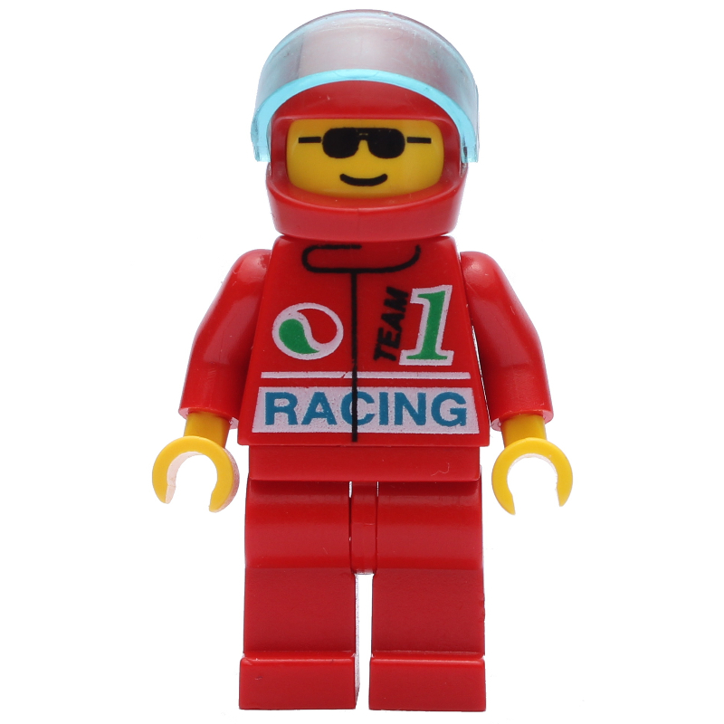 Pilote de course, veste rouge avec logo Octan et inscription 'RACING', jambes rouges, casque rouge avec visière, lunettes de soleil (Racer, Red Jacket with Octan Logo and 'RACING', Red Legs, Red Helmet with Visor, Sunglasses)