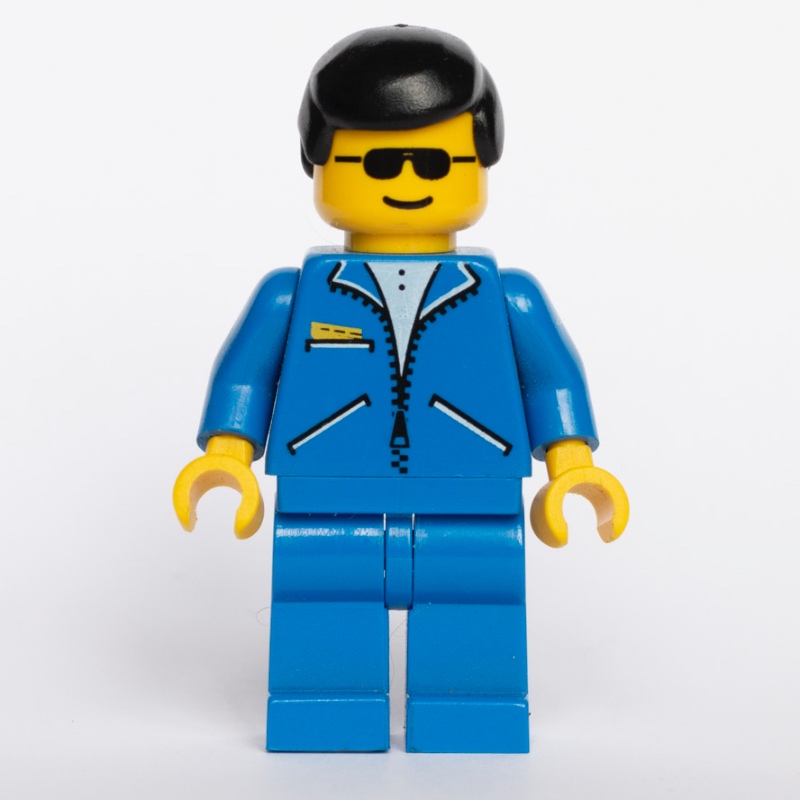 Homme, veste bleue avec fermeture à glissière, jambes bleues, cheveux noirs, lunettes de soleil (Man, Blue Jacket with Zipper, Blue Legs, Black Hair, Sunglasses)