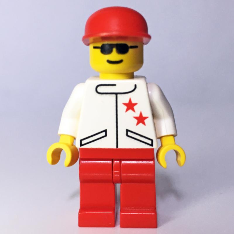 Coureur, veste blanche avec 2 étoiles, casquette rouge, lunettes de soleil (Racer, White Jacket with 2 Stars, Red Cap, Sunglasses)
