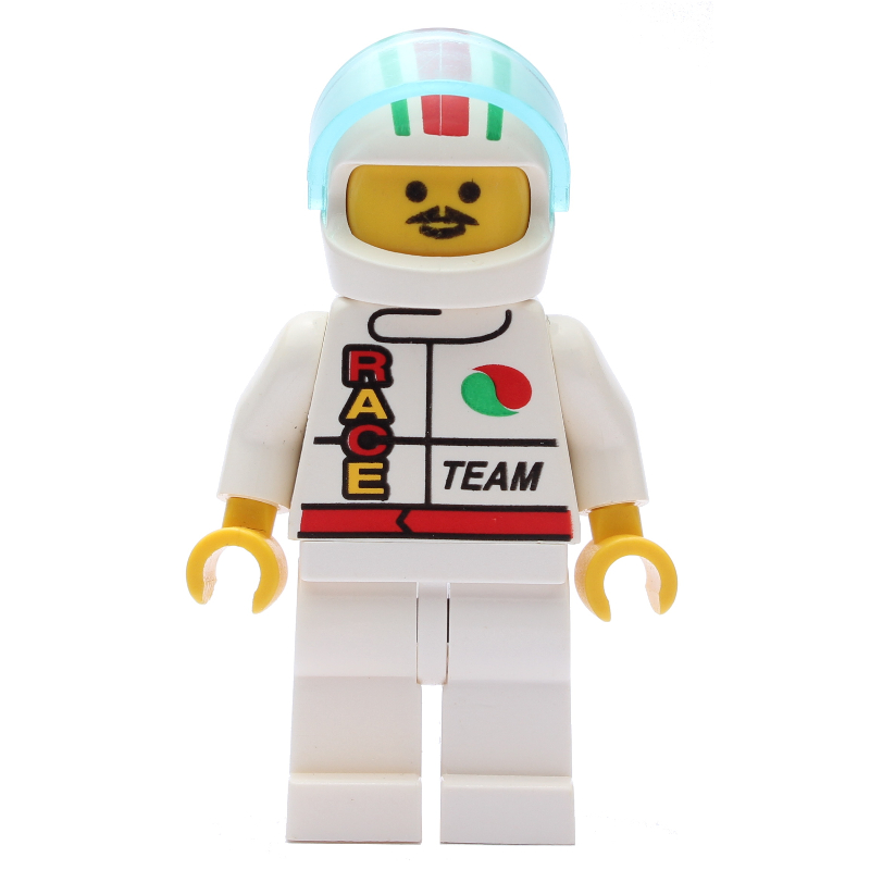 Pilote de course, veste blanche avec logo Octan et inscription 'RACE' et inscription 'TEAM', casque blanc avec rayures et visière, moustache (Racer, White Jacket with Octan Logo and 'RACE' and 'TEAM', White Helmet with Stripes and Visor, Moustache)