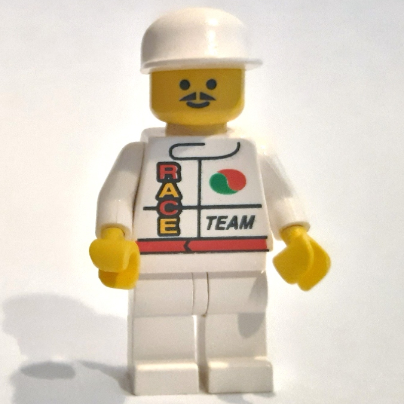 Pilote de course, veste blanche avec logo Octan et inscription 'RACE' et inscription 'TEAM', jambes blanches, casquette blanche, moustache (Racer, White Jacket with Octan Logo and 'RACE' and 'TEAM', White Legs, White Cap, Moustache)