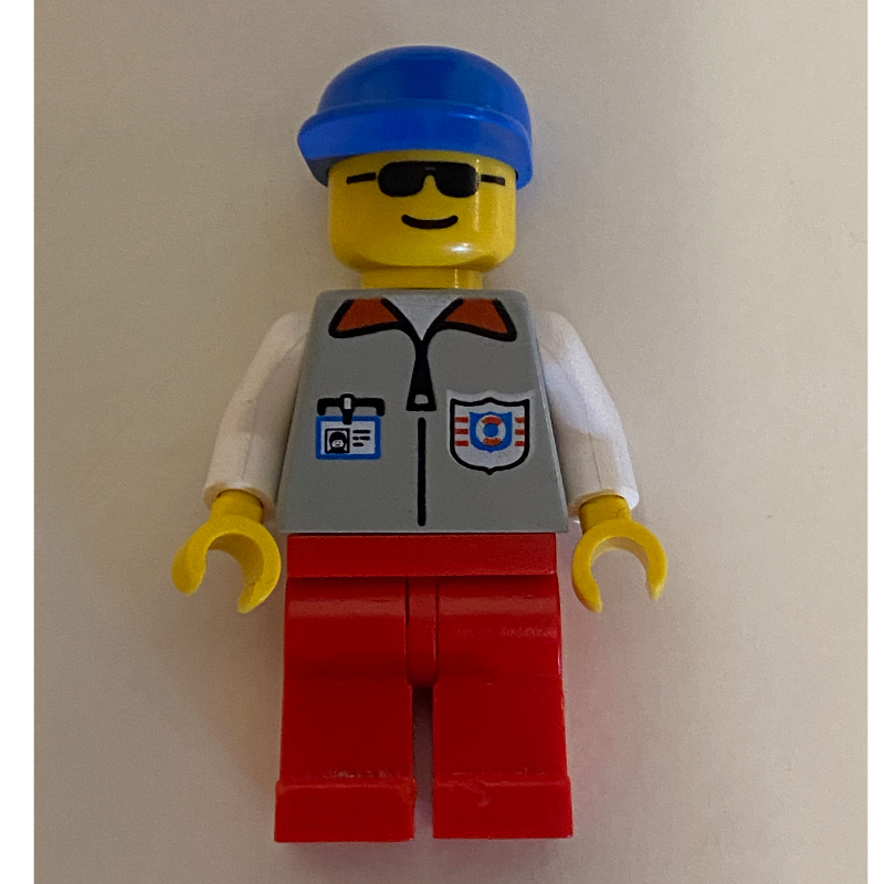 Garde-côte, veste gris clair avec fermeture éclair et badge, casquette bleue, lunettes de soleil (Coast Guard, Light Gray Jacket with Zipper and Badge, Blue Cap, Sunglasses)