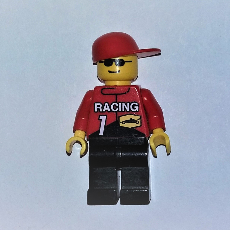 Pilote de course, veste rouge avec inscription 'RACING' et inscription '1', casquette rouge, lunettes de soleil (Racer, Red Jacket with 'RACING' and '1', Red Cap, Sunglasses)