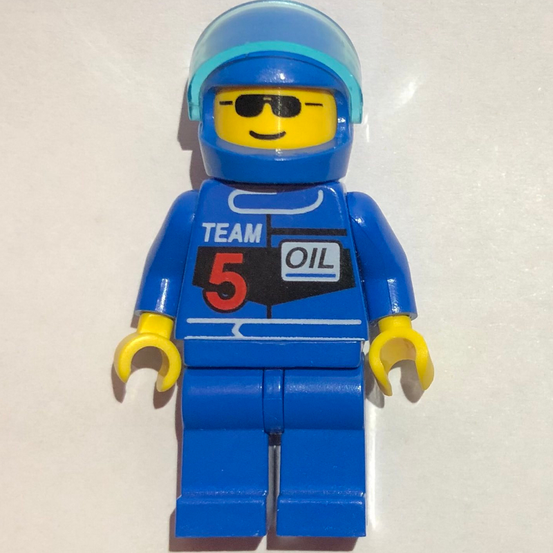 Coureur, veste bleue avec 'équipe 5', casque bleu avec visière, lunettes de soleil (Racer, Blue Jacket with 'TEAM 5', Blue Helmet with Visor, Sunglasses)