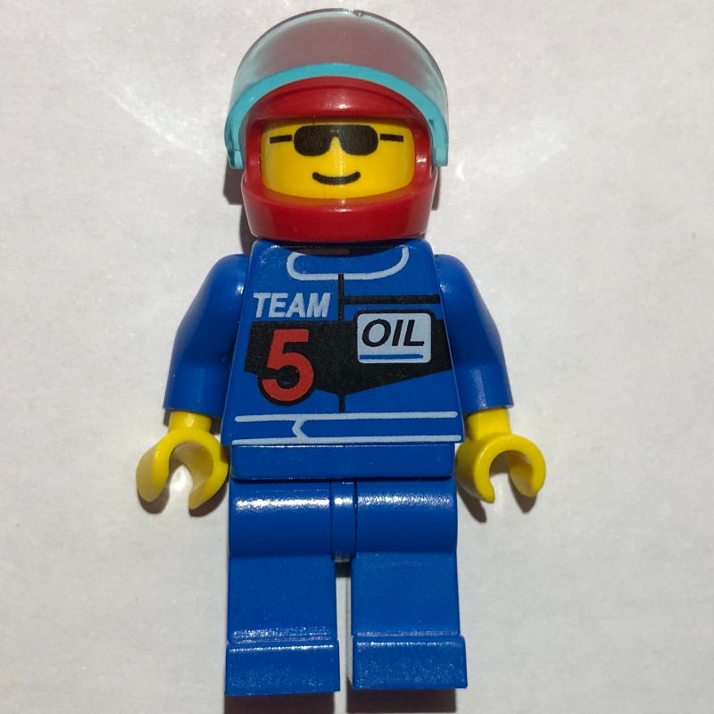 Pilote de course, veste bleue avec inscription 'TEAM 5', casque rouge avec visière, lunettes de soleil (Racer, Blue Jacket with 'TEAM 5', Red Helmet with Visor, Sunglasses)