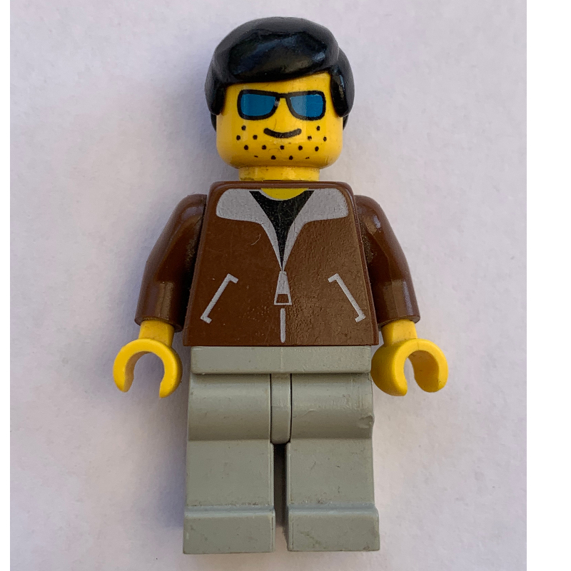 Homme, veste brune, jambes gris clair, cheveux noirs, lunettes de soleil bleues (Man, Brown Jacket, Light Gray Legs, Black Hair, Blue Sunglasses)