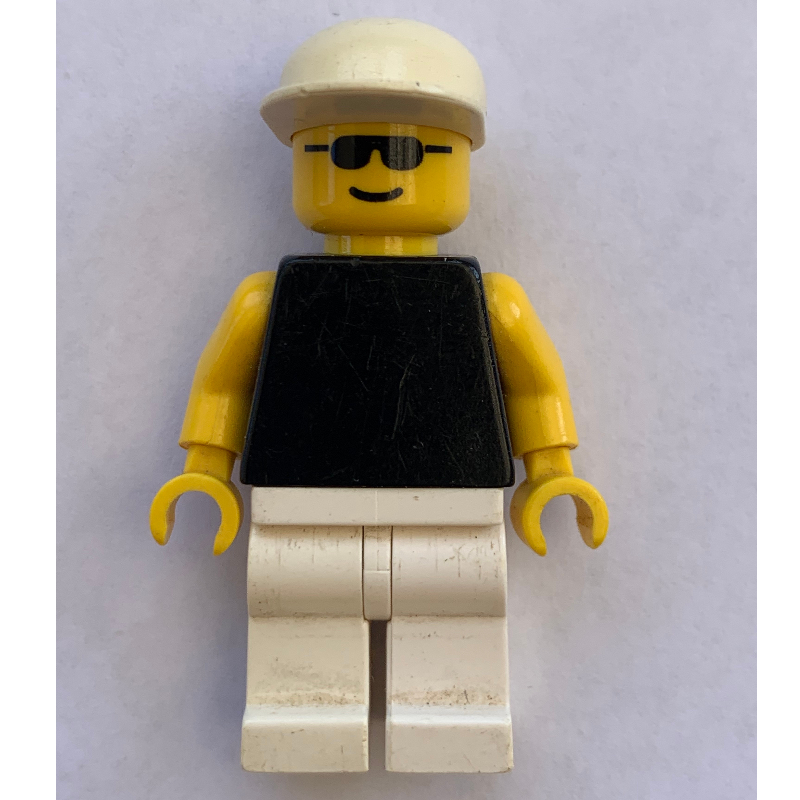 Homme, torse noir avec bras jaunes, jambes blanches, casquette blanche, lunettes de soleil (Man, Black Torso with Yellow Arms, White Legs, White Cap, Sunglasses)