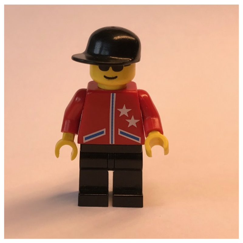 Pilote de course, veste rouge avec 2 étoiles, casquette noire, lunettes de soleil (Racer, Red Jacket with 2 Stars, Black Cap, Sunglasses)