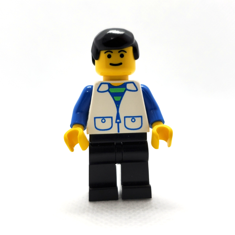 Homme, gilet blanc ouvert sur chemise rayée bleue et verte, jambes noires, cheveux noirs (Man, Open White Vest over Blue and Green Striped Shirt, Black Legs, Black Hair)