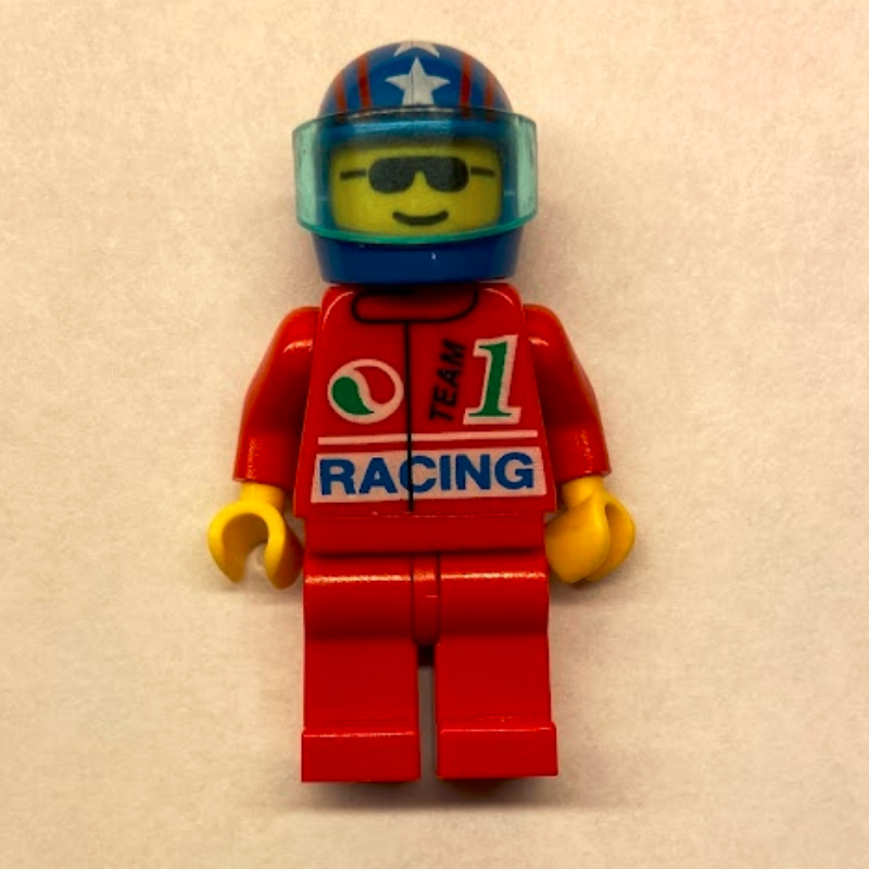 Pilote de course, veste rouge avec logo Octan et inscription 'RACING', casque bleu avec étoiles et visière, lunettes de soleil (Racer, Red Jacket with Octan Logo and 'RACING', Blue Helmet with Stars and Visor, Sunglasses)