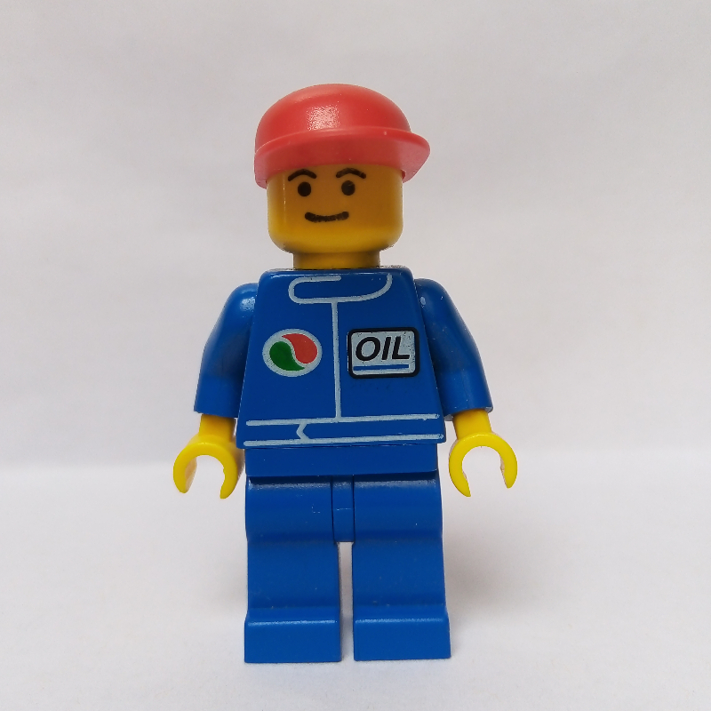 Pilote de course, veste bleue avec logo Octan, jambes bleues, casquette rouge (Racer, Blue Jacket with Octan Logo, Blue Legs, Red Cap)
