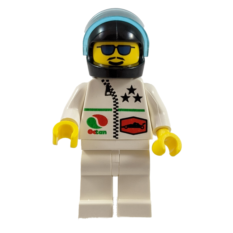 Pilote de course, veste blanche avec fermeture éclair et logo Octan, casque noir avec visière, lunettes de soleil bleues et moustache (Racer, White Jacket with Zipper and Octan Logo, Black Helmet with Visor, Blue Sunglasses and Moustache)