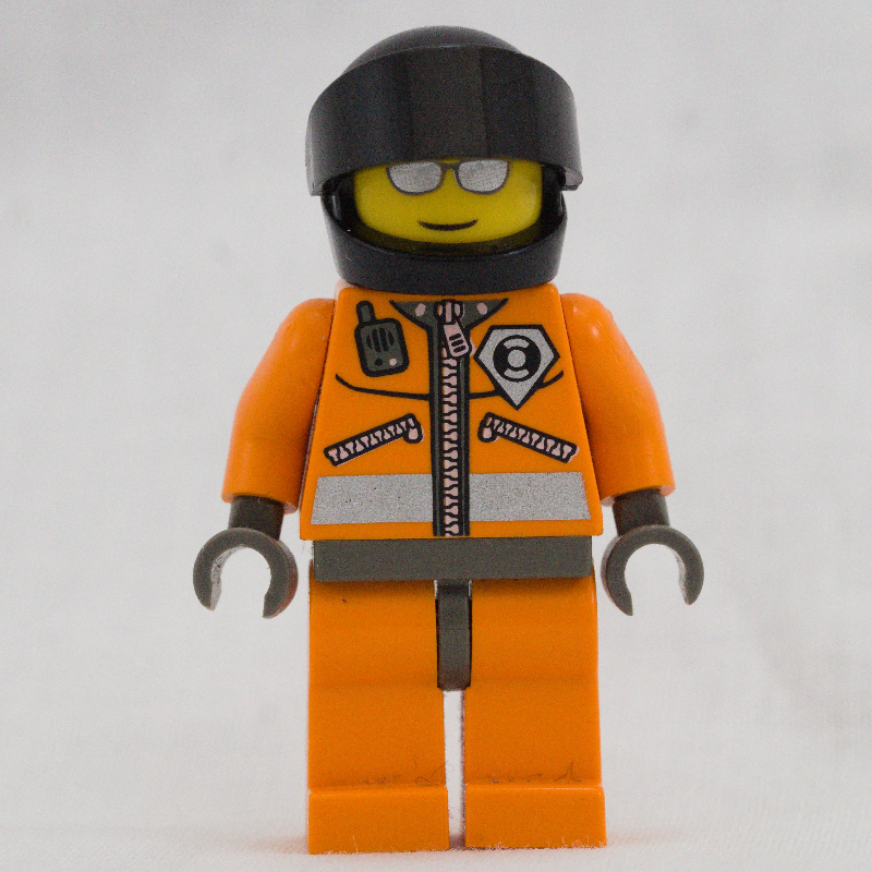 Garde-côte, combinaison orange avec fermeture éclair, radio et badge, casque gris foncé avec visière, lunettes de soleil argentées (Coast Guard, Orange Jumpsuit with Zipper, Radio, and Badge, Dark Gray Helmet with Visor, Silver Sunglasses)