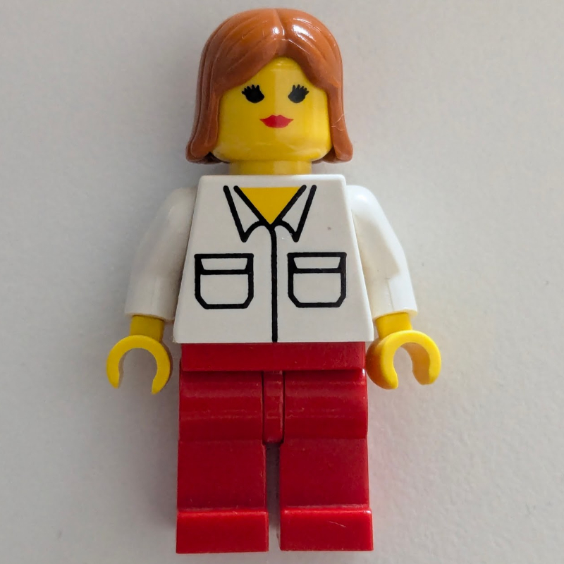 Femme, chemise blanche avec poches, jambes rouges, cheveux orange foncé (Woman, White Shirt with Pockets, Red Legs, Dark Orange Hair)