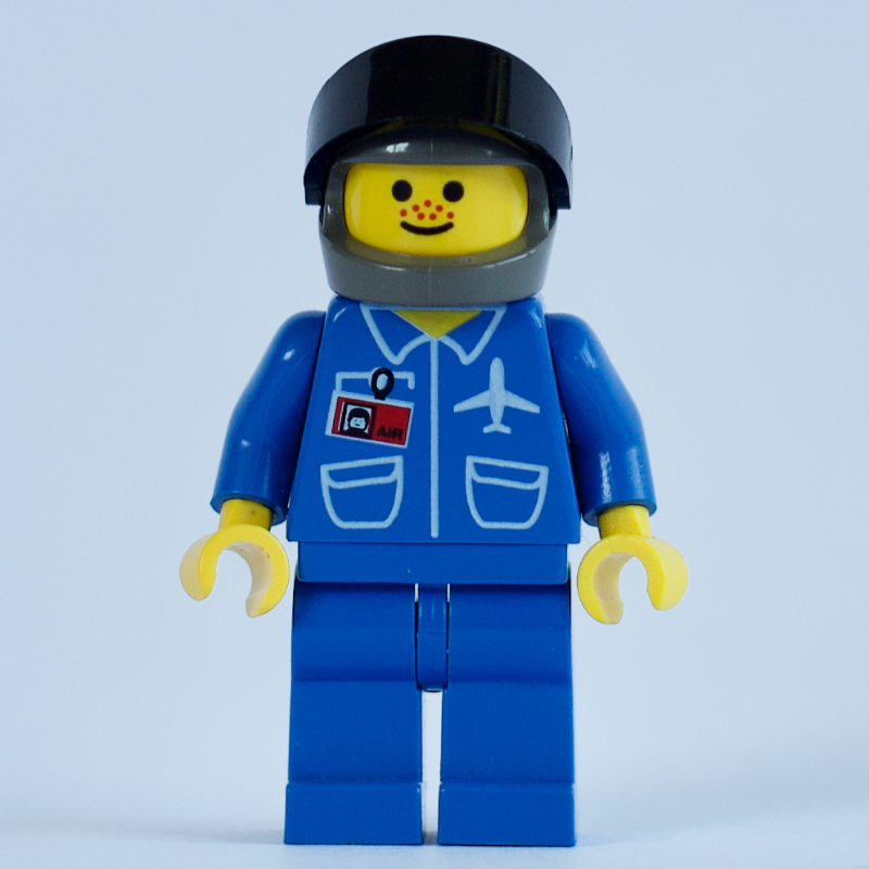 Pilote, veste bleue avec logo avion et badge id, casque gris foncé avec visière (Pilot, Blue Jacket with Plane Logo and ID Badge, Dark Gray Helmet with Visor)