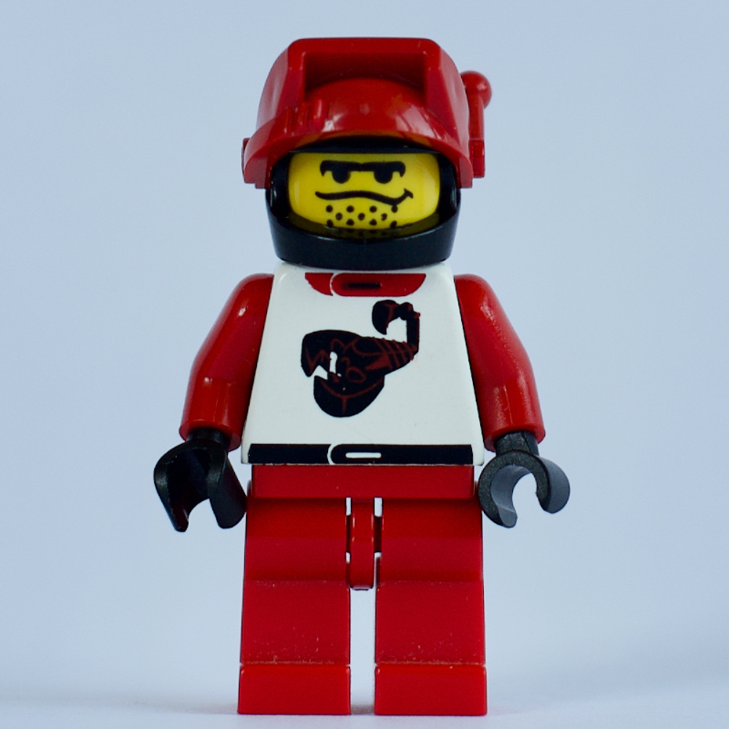 Pilote de course, tenue rouge et blanche avec scorpion, casque noir avec visière avec antenne (Racer, Red and White Outfit with Scorpion, Black Helmet with Visor with Antenna)