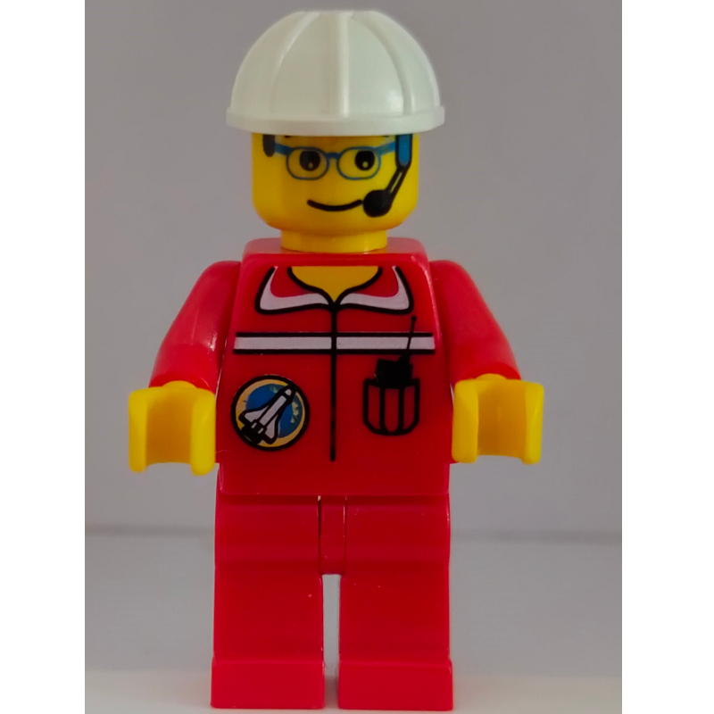 Équipage au sol du port spatial, combinaison rouge, casque de chantier blanc, micro-casque et lunettes (Space Port Ground Crew, Red Jumpsuit, White Hard Hat, Headset and Glasses)