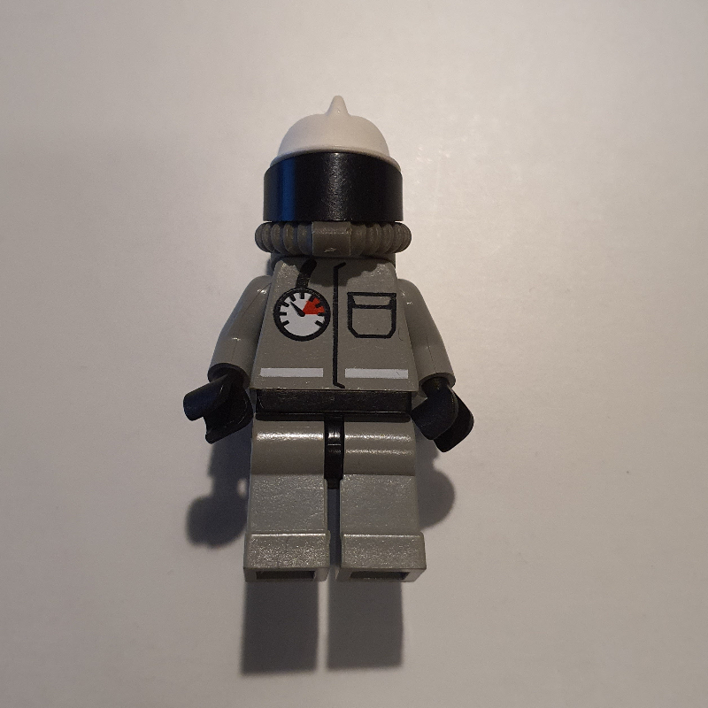 Pompier, costume de feu gris clair avec jauge et poche, casque blanc avec visière, appareil respiratoire, bouteilles d’air, moustache (Fireman, Light Gray Fire Suit with Gauge and Pocket, White Helmet with Visor, Breathing Apparatus, Airtanks, Moustache)