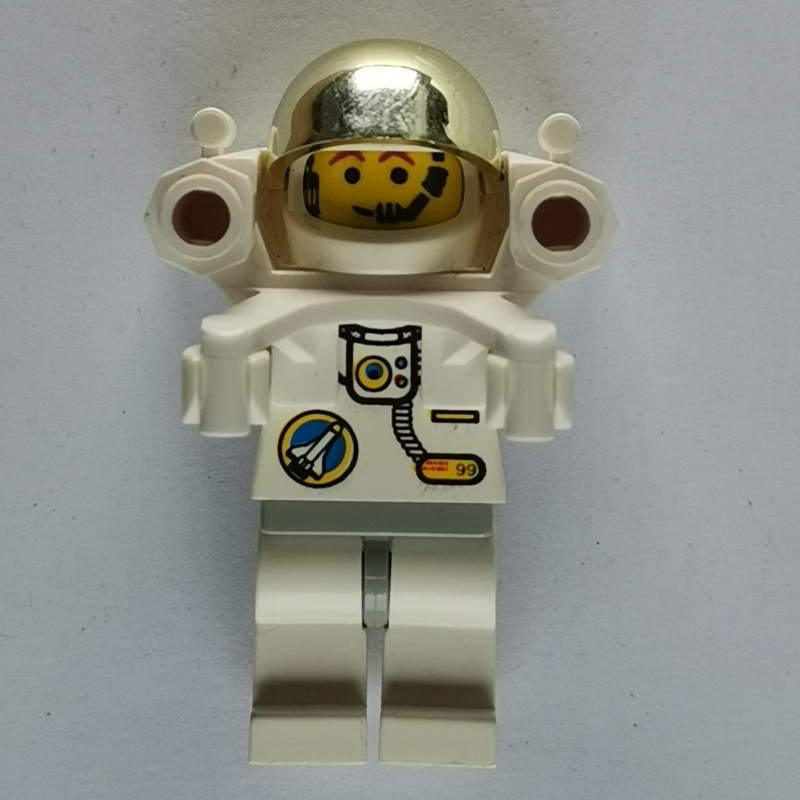 Astronaute, blanc, hanches gris clair, casque avec grande visière en or chromé, pack fusée, casque (Astronaut, White, Light Gray Hips, Helmet with Large Chrome Gold Visor, Rocket Pack, Headset)