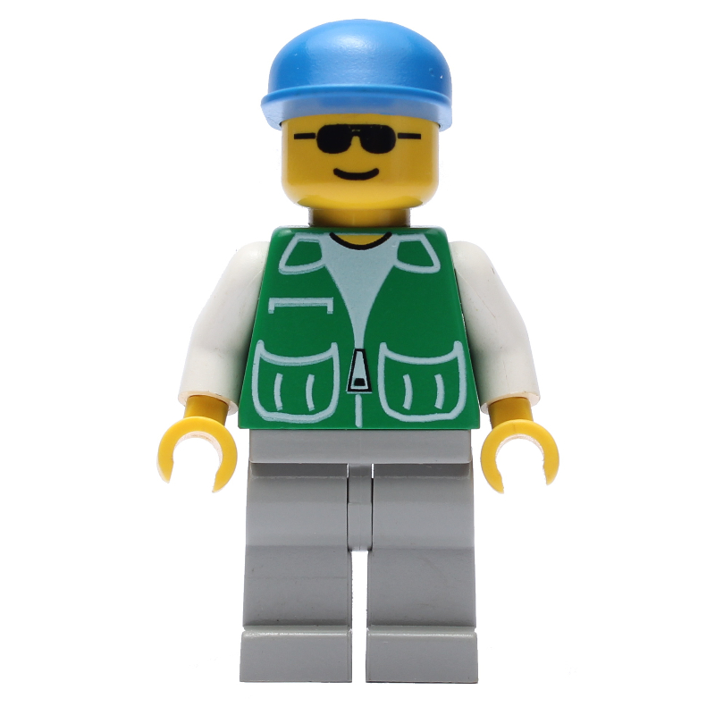 Homme, veste verte, jambes gris clair, casquette bleue, lunettes de soleil (Man, Green Jacket, Light Gray Legs, Blue Cap, Sunglasses)