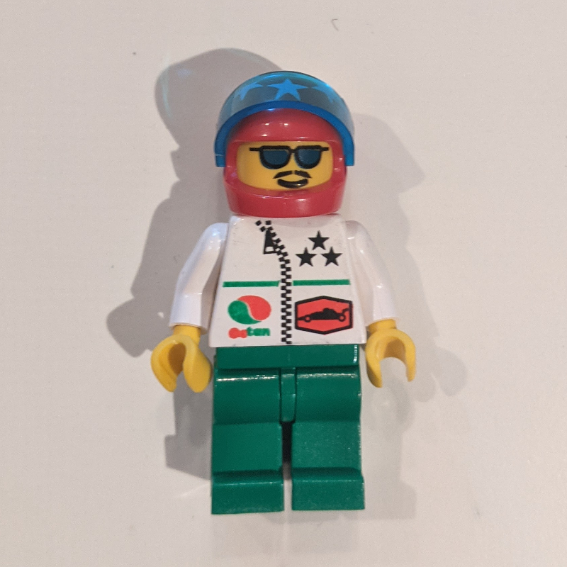 Pilote de course, veste blanche avec fermeture à glissière, casque rouge avec étoiles et visière, lunettes de soleil bleues (Racer, White Jacket with Zipper, Red Helmet with Stars and Visor, Blue Sunglasses)