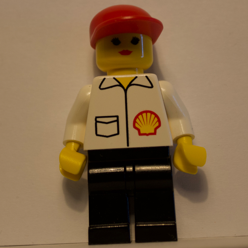 Femme, chemise blanche avec logo de la coquille, casquette rouge (Woman, White Shirt with Shell Logo, Red Cap)