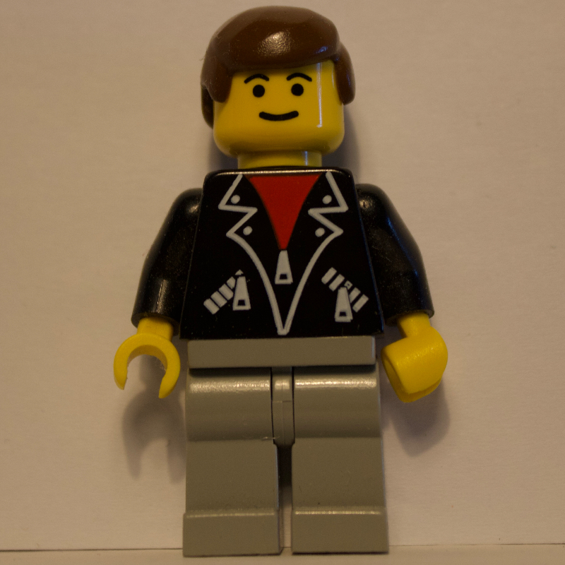 Homme, veste noire ouverte sur chemise rouge, jambes gris clair, cheveux bruns (Man, Open Black Jacket over Red Shirt, Light Gray Legs, Brown Hair)
