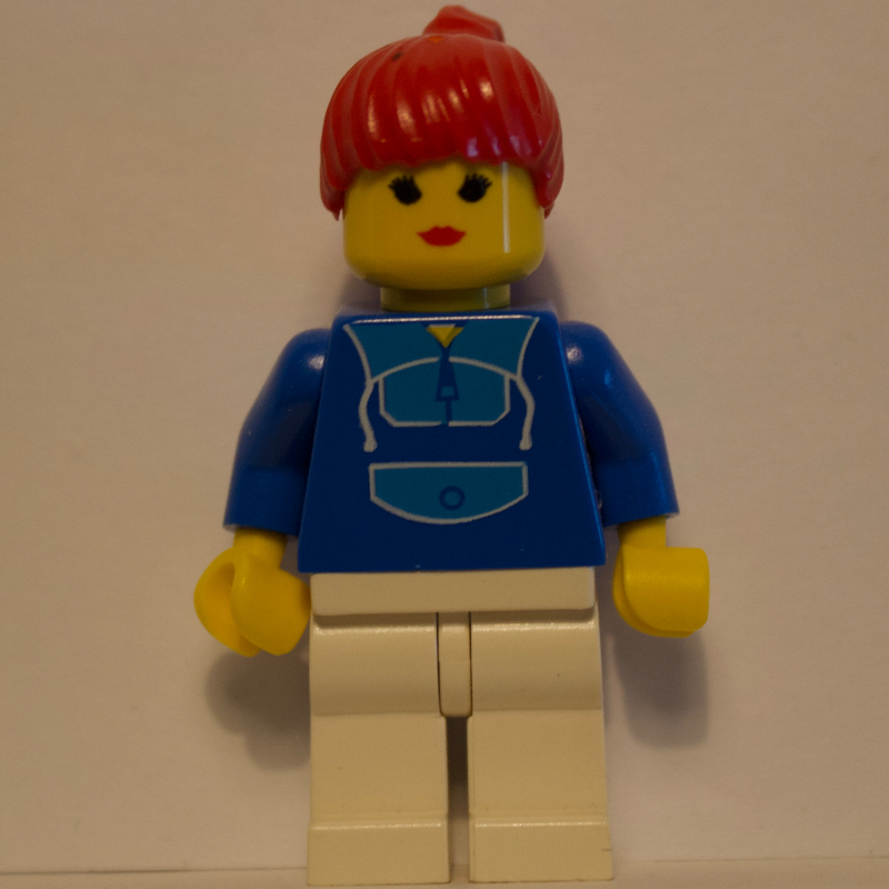 Femme, jogging bleu et blanc, cheveux rouges (Woman, Blue and White Jogging Suit, Red Hair)