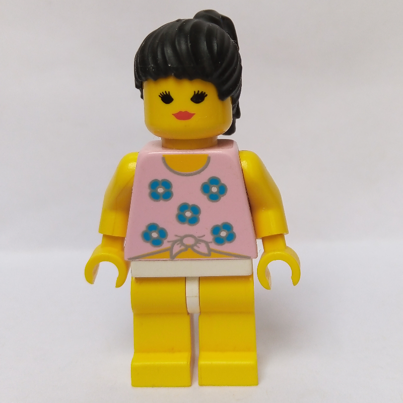 Femme, attaché débardeur rose avec des fleurs, les jambes jaunes, cheveux noirs (Woman, Tied Pink Tank Top with Flowers, Yellow Legs, Black Hair)