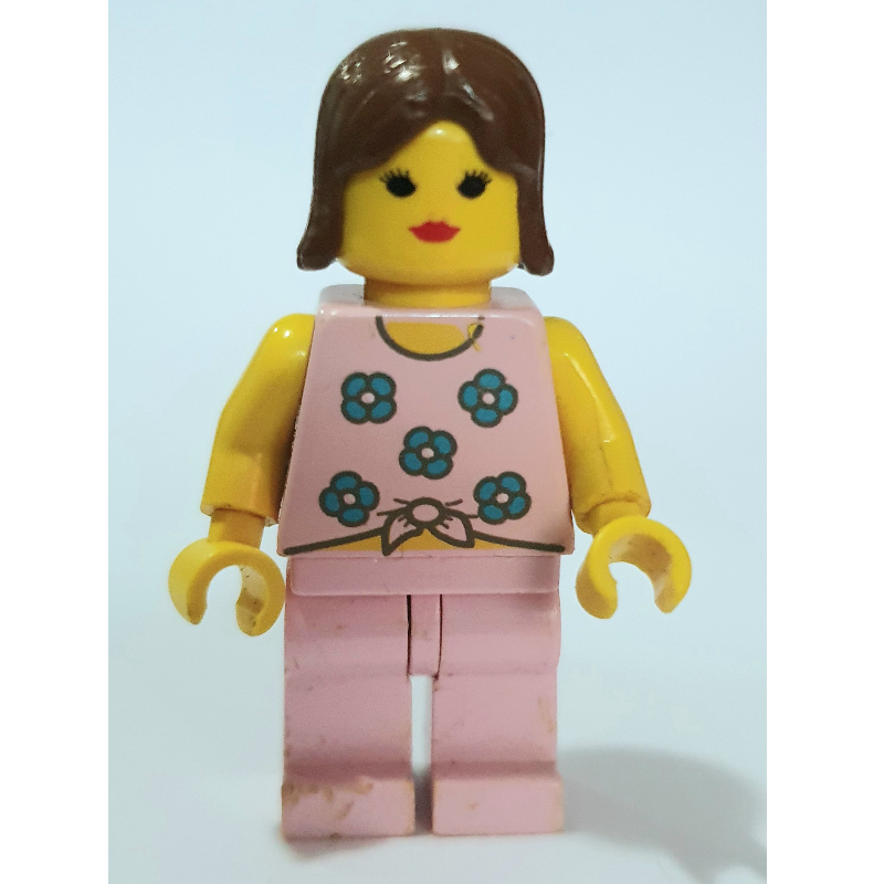 Femme, attaché débardeur rose avec des fleurs, jambes roses, cheveux bruns (Woman, Tied Pink Tank Top with Flowers, Pink Legs, Brown Hair)