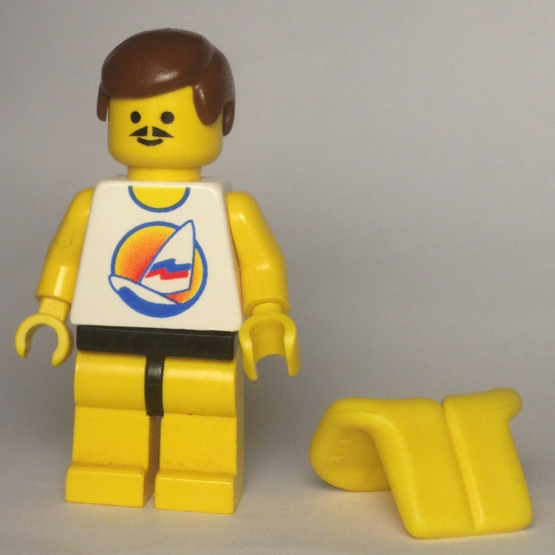 Homme, débardeur blanc avec planche à voile, jambes jaunes, cheveux bruns, moustache (Man, White Tank Top with Windsurfer, Yellow Legs, Brown Hair, Moustache)