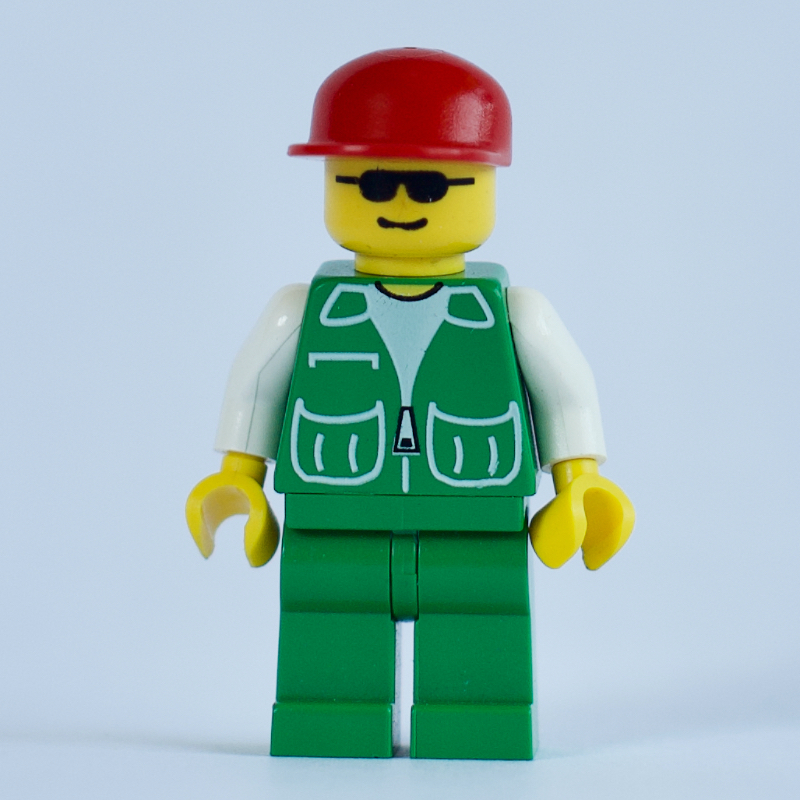 Homme, veste verte, jambes vertes, casquette rouge, lunettes de soleil (Man, Green Jacket, Green Legs, Red Cap, Sunglasses)