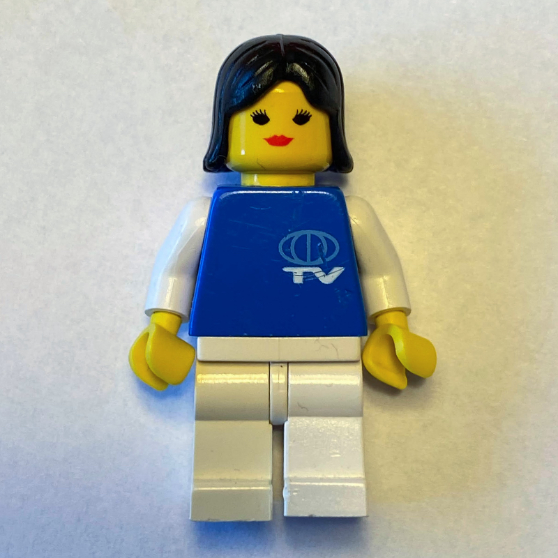 Femme, haut bleu avec logo de la télévision, jambes blanches, cheveux noirs (Woman, Blue Top with TV Logo, White Legs, Black Hair)