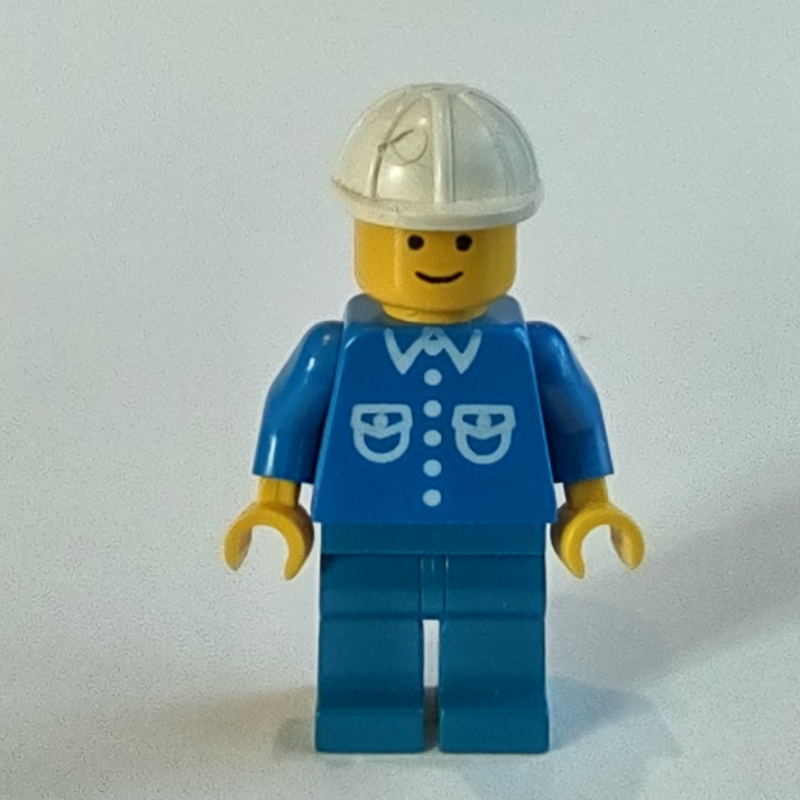 Homme, chemise bleue avec boutons et poches, jambes bleues, casque de chantier blanc (Man, Blue Shirt with Buttons and Pockets, Blue Legs, White Hard Hat)