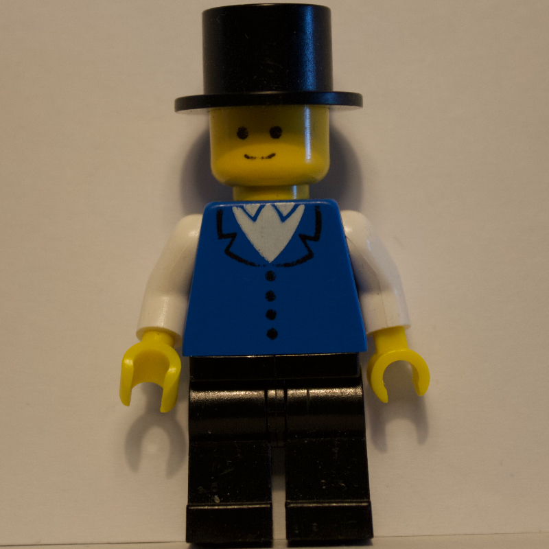 Homme, gilet bleu sur chemise blanche, chapeau haut de forme (Man, Blue Vest over White Shirt, Top Hat)