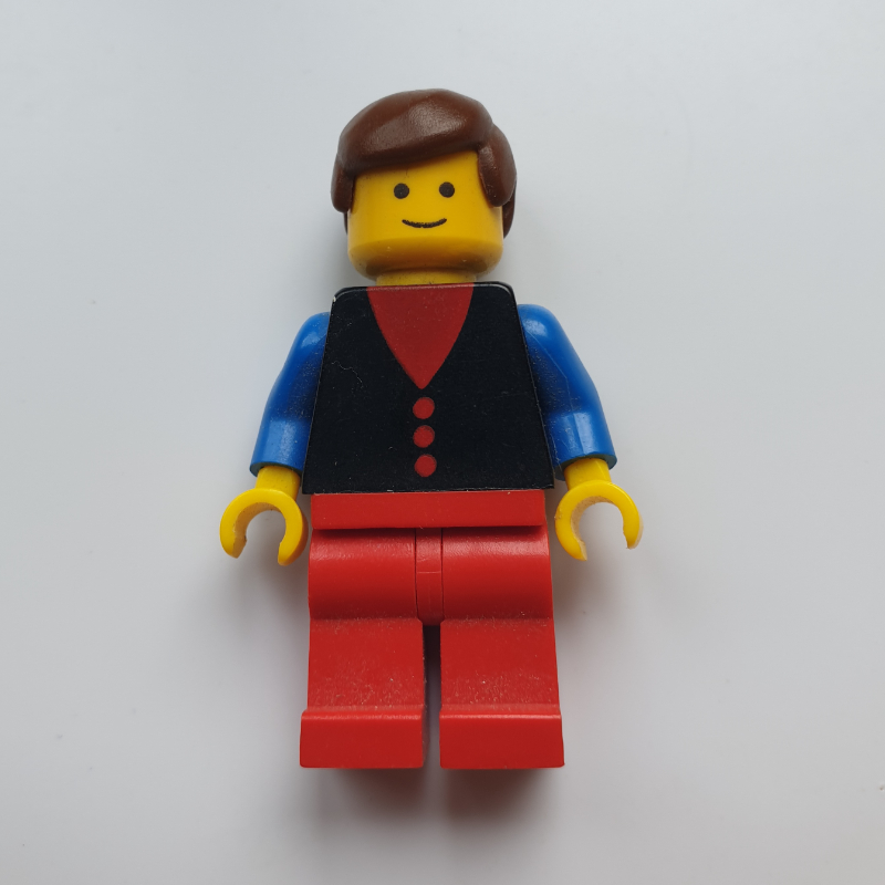 Homme, gilet noir sur chemise rouge, jambes rouges, cheveux bruns (Man, Black Vest over Red Shirt, Red Legs, Brown Hair)