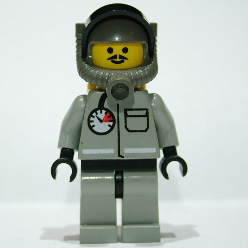 Pompier, costume de feu gris clair avec jauge et poche, casque gris foncé avec appareil respiratoire, moustache (Fireman, Light Gray Fire Suit with Gauge and Pocket, Dark Gray Helmet with Breathing Apparatus, Moustache)