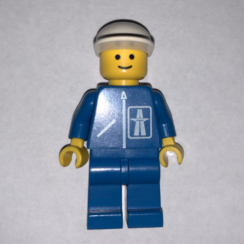 Homme, veste bleue avec logo de l'autoroute, jambes bleues, casquette blanche (Man, Blue Jacket with Highway Logo, Blue Legs, White Cap)