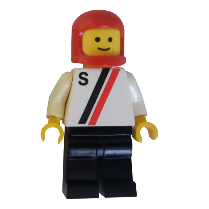 Pilote de course, chemise blanche à deux rayures et 'S', jambes noires, casque rouge (Racer, White Shirt with Two Stripes and 'S', Black Legs, Red Helmet)