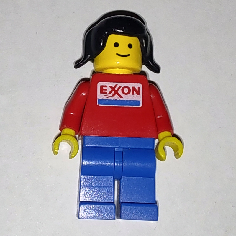 Femme, torse rouge avec logo exxon, jambes bleues, cheveux noirs (Woman, Red Torso with Exxon Logo, Blue Legs, Black Hair)