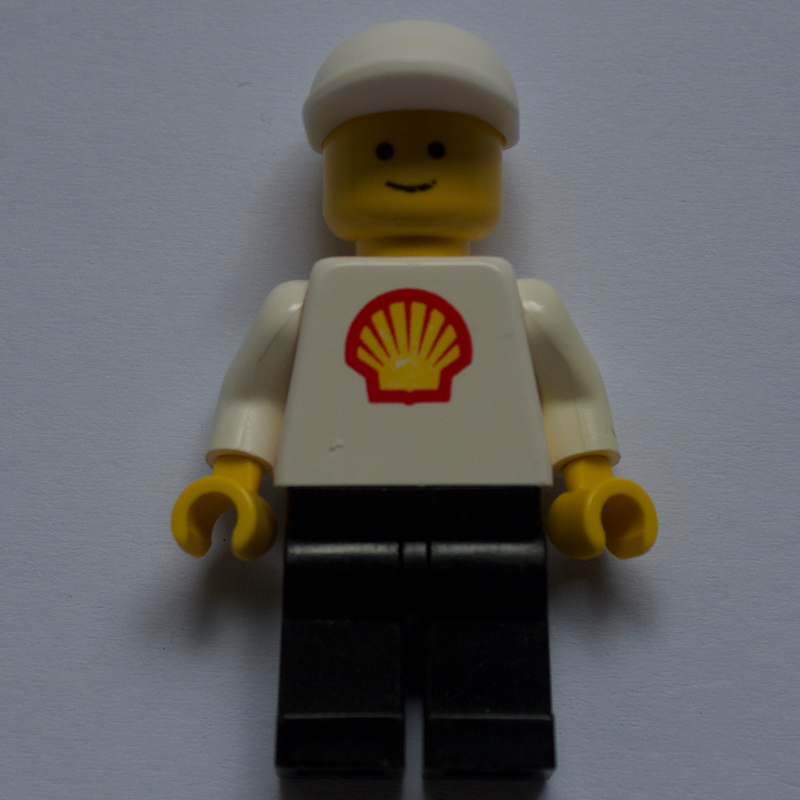 Homme, torse blanc avec logo Shell, jambes noires, casquette blanche (Man, White Torso with Shell Logo, Black Legs, White Cap)