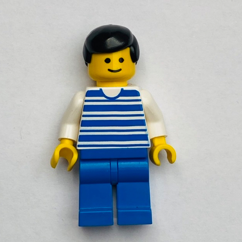 Homme, chemise rayée blanche et bleue, jambes bleues, cheveux noirs (Man, White and Blue Striped Shirt, Blue Legs, Black Hair)