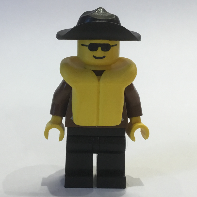 Homme, veste brune, jambes noires, chapeau noir, gilet de sauvetage jaune, lunettes de soleil (Man, Brown Jacket, Black Legs, Black Hat, Yellow Life Vest, Sunglasses)