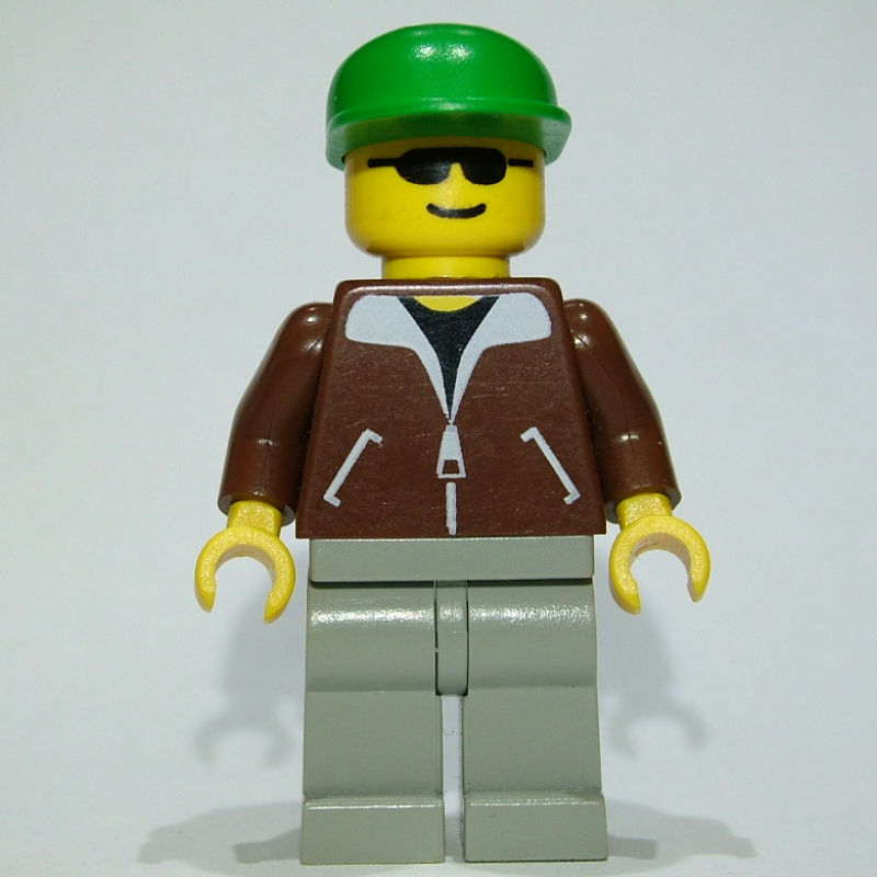 Homme, veste brune, jambes gris clair, casquette verte, lunettes de soleil (Man, Brown Jacket, Light Gray Legs, Green Cap, Sunglasses)