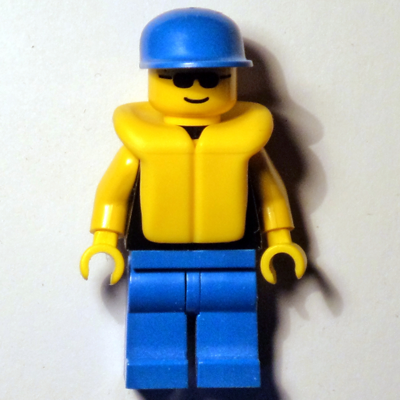 Homme, torse noir, jambes bleues, casquette bleue, gilet de sauvetage jaune (Man, Black Torso, Blue Legs, Blue Cap, Yellow Life Vest)