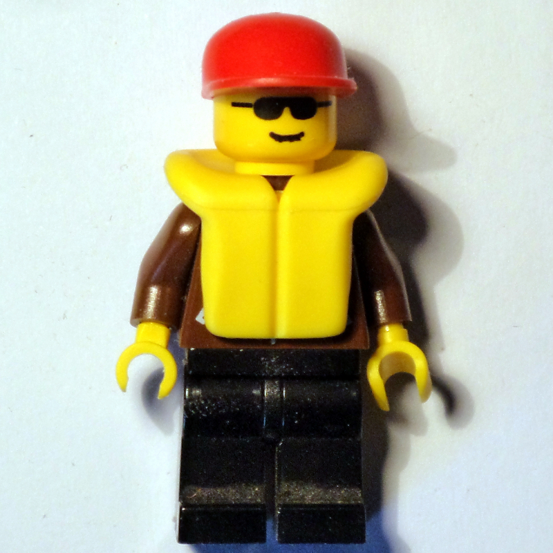 Homme, veste brune, jambes noires, casquette rouge, gilet de sauvetage jaune, lunettes de soleil (Man, Brown Jacket, Black Legs, Red Cap, Yellow Life Vest, Sunglasses)