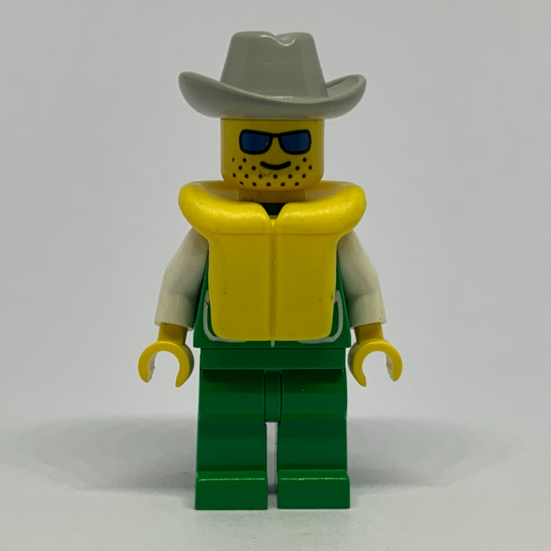 Homme, veste verte, jambes vertes, chapeau cowbot gris clair, gilet de sauvetage jaune, lunettes de soleil bleues (Man, Green Jacket, Green Legs, Light Gray Cowbot Hat, Yellow Life Vest, Blue Sunglasses)