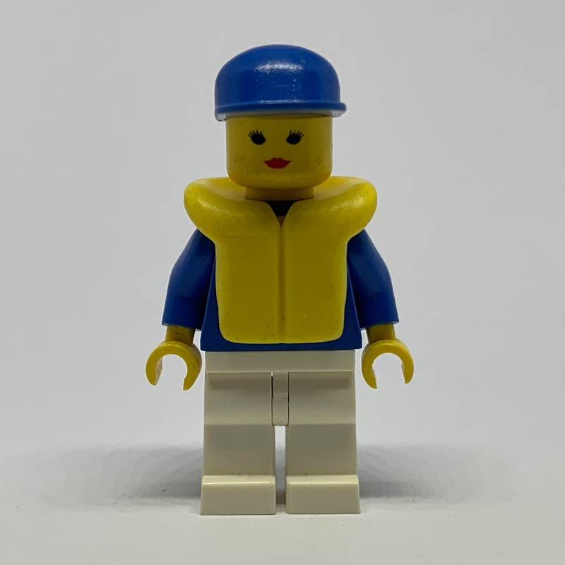 Femme, jogging bleu et blanc, casquette bleue, gilet de sauvetage jaune (Woman, Blue and White Jogging Suit, Blue Cap, Yellow Life Vest)