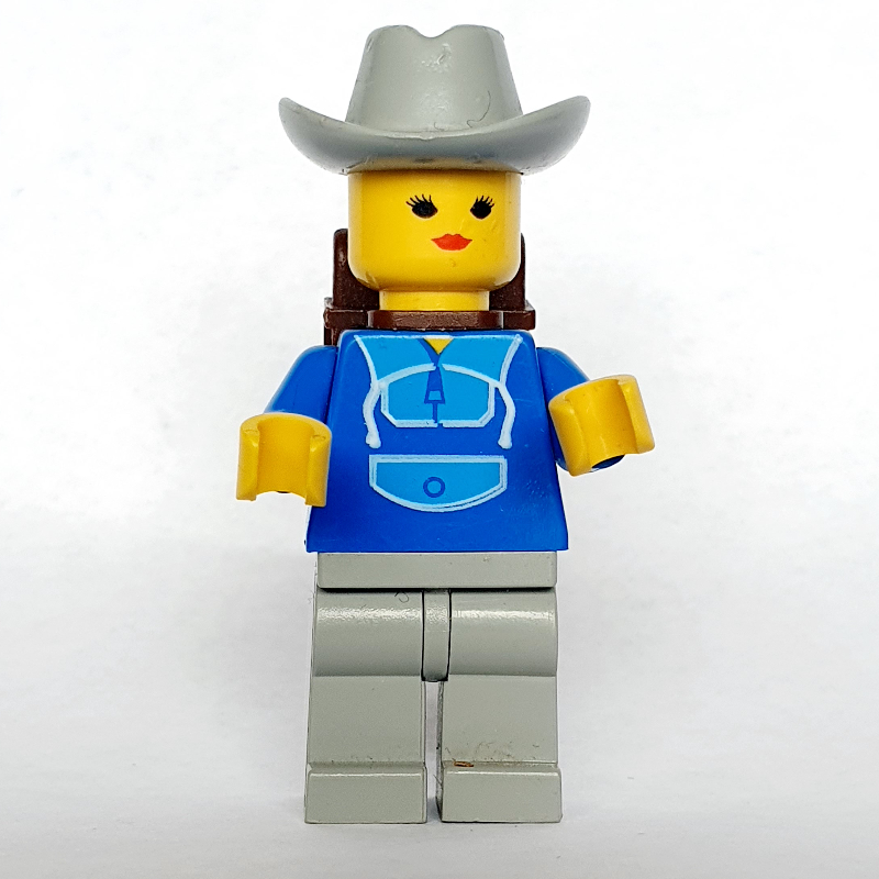 Femme, costume de jogging bleu et gris clair, chapeau de cowboy gris clair, sac à dos (Woman, Blue and Light Gray Jogging Suit, Light Gray Cowboy Hat, Backpack)